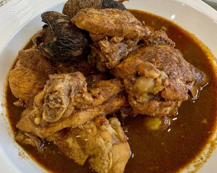 Gà om hạt Keluak là đặc sản Singapore bắt nguồn từ người Peranakan di cư.