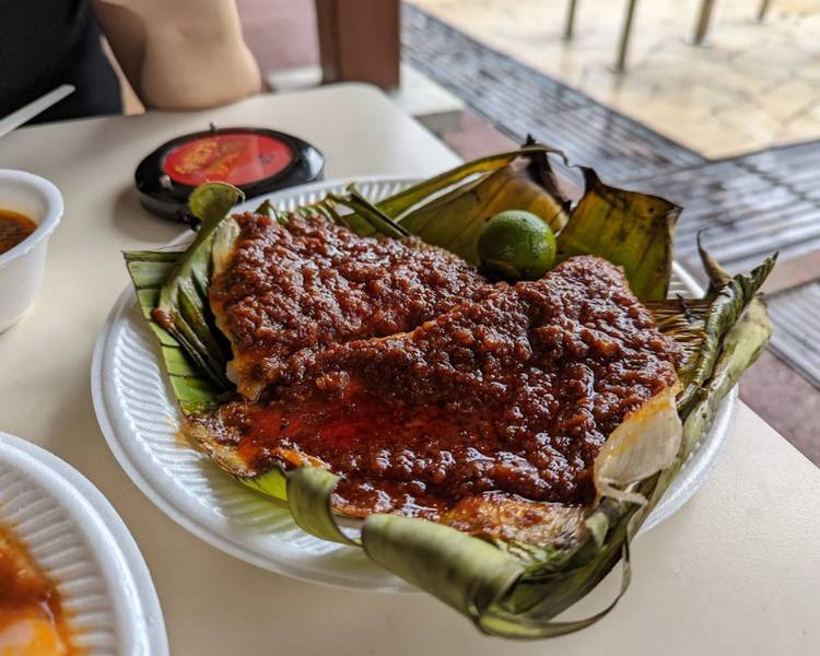 Sambal Stingray là món đặc sản Singapore chế biến từ loài cá đuối được đem nướng sau khi phủ xốt Sambal đặc biệt.