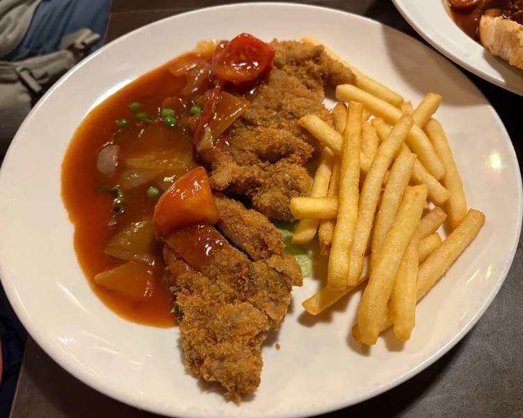 Sườn heo chiên Hải Nam chính là đặc sản Singapore được kết hợp hoàn hảo giữa ẩm thực phương Đông và phương Tây.