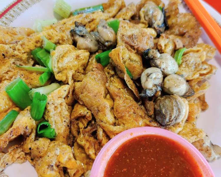 Trứng chiên Hàu Orh Lua là đặc sản Singapore có hai nguyên liệu chính là trứng và hàu.