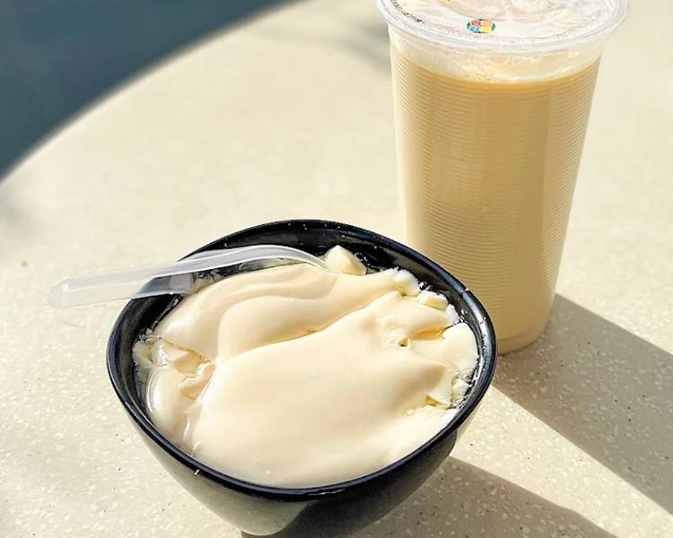 Tàu hủ nước đường Tau Huay là món ngọt đặc sản Singapore.