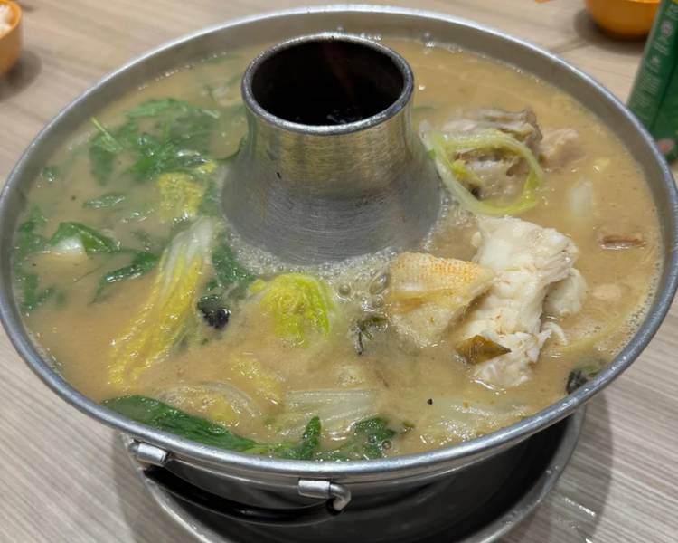 Fish Head Steamboat là món lẩu đầu cá đặc sản Singapore.