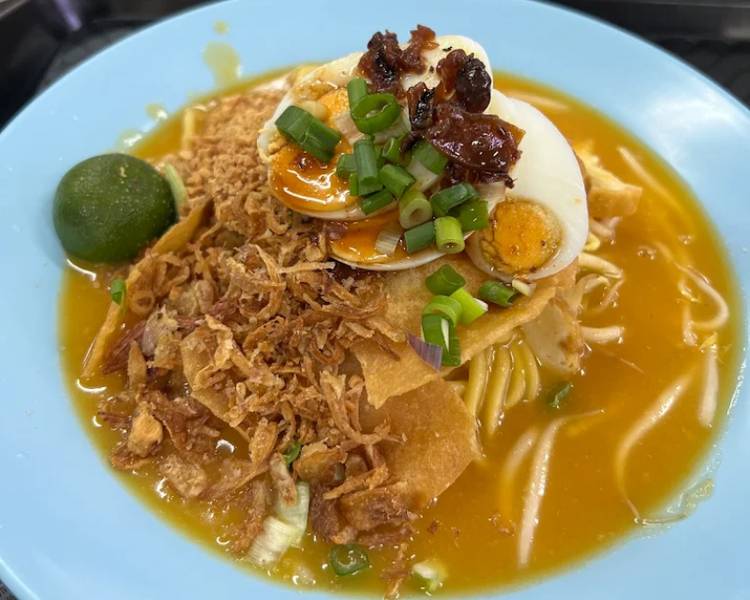 Mì xốt đậu phộng là đặc sản Singapore được kết hợp bởi nền ẩm thực Malaysia và Trung Quốc.
