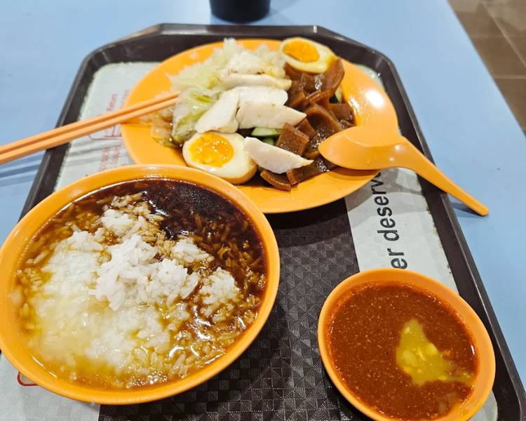 Cháo Triều Châu là đặc sản Singapore ăn kèm cùng các dĩa thức ăn nhỏ.