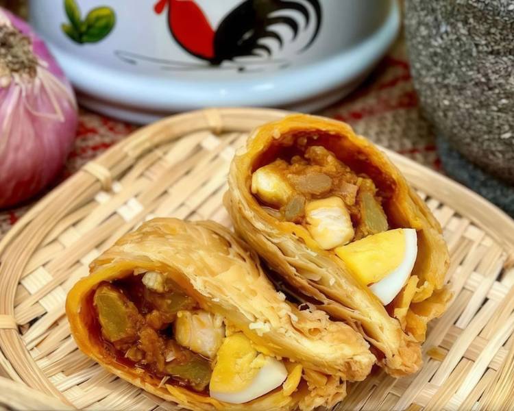 Bánh cà ri chiên là món ăn vặt đặc sản Singapore rất thích hợp thưởng thức vào bữa xế chiều.