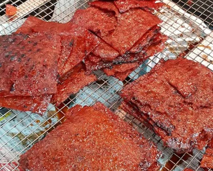 Thịt heo khô Bak Kwa là một trong những đặc sản Singapore có hương vị rất hài hòa.