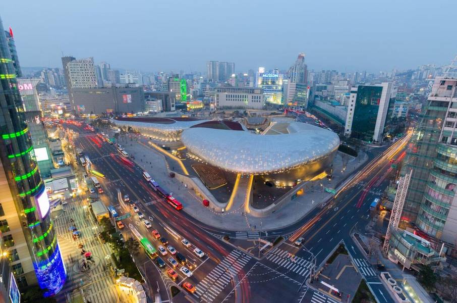 Quận Dongdaemun tọa lạc tại tâm điểm của thủ đô Seoul. 