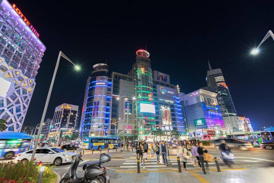 Khu Dongdaemun sầm uất và nhộn nhịp về đêm bởi du khách đổ về mua sắm đông đúc. 