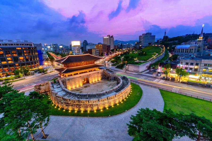Công viên Dongdaemun tọa lạc bên cạnh cổng thành lịch sử Heunginjimun.