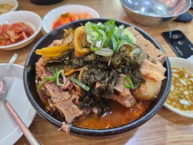 Sườn heo hầm khoai tây là món ăn nổi tiếng nhất tại nhà hàng Somunnan Seongsu Gamjatang. 