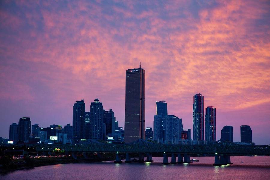 Toàn cảnh Yeouido sầm uất nhìn từ bên bờ sông Hàn. 