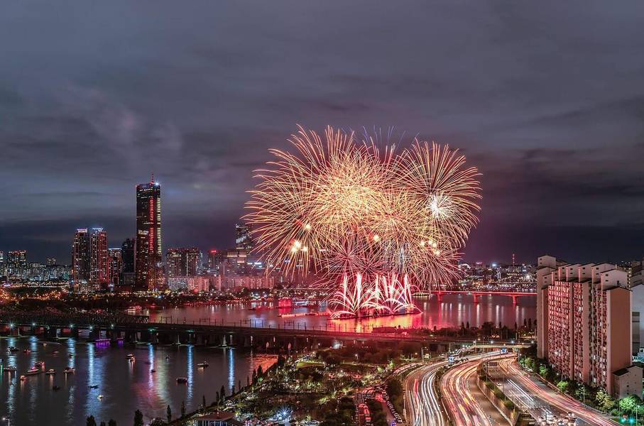 Lễ hội pháo hoa rực rỡ ngày trên sông Hàn. 
