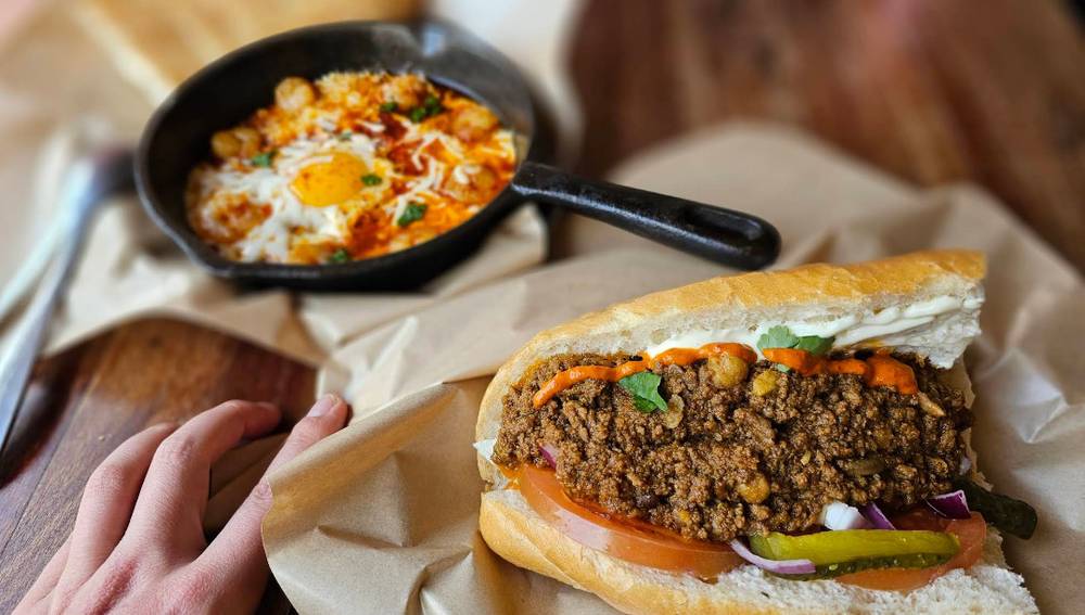 Bánh mì baguette giòn rụm nổi tiếng tại Casablanca Sandwicherie. 