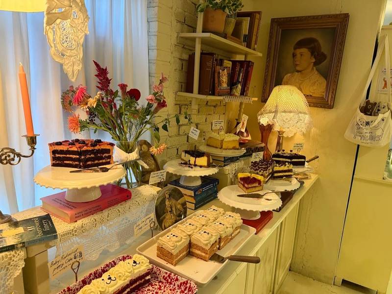 Quầy bánh ngọt hấp dẫn tại Cafe Layered