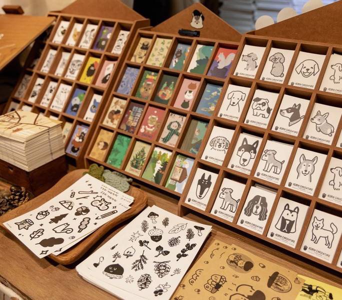 Các quà tặng kèm đáng yêu khi trải nghiệm vẽ tranh tại Acorn Caricature.
