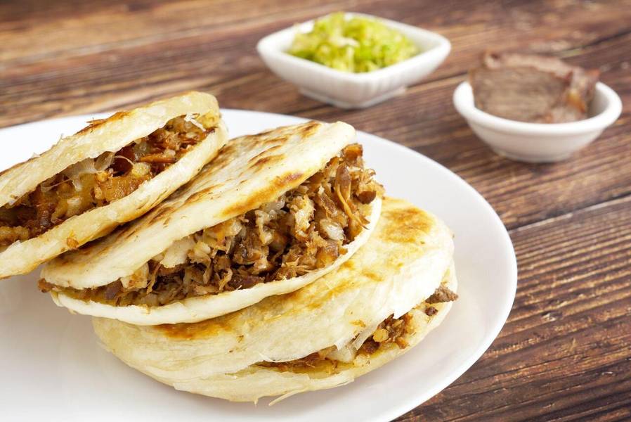 Món bánh kẹp Roujiamo với lớp thịt hầm mềm, đậm đà. 