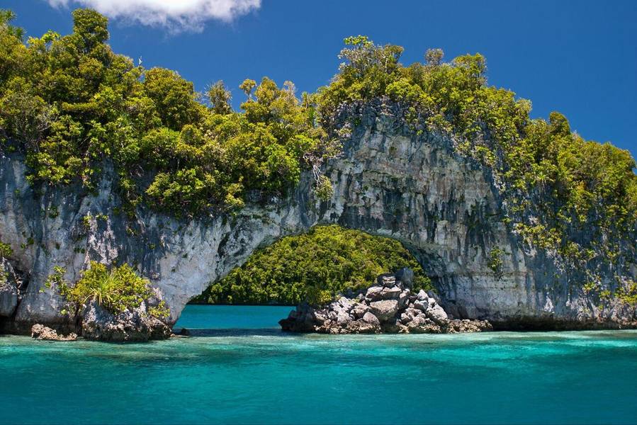 Quần đảo Rock với hàng trăm khối đá vôi phủ xanh.