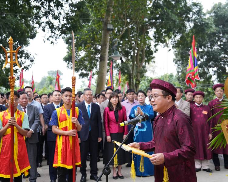 Lễ hội Tản Viên Sơn Thánh là lễ hội ở Hà Nội tưởng nhớ công lao của Đức Thánh Tản - vị thần núi trong truyền thuyết Sơn Tinh và Thủy Tin.