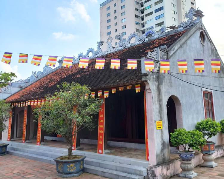 Lễ hội đền Hai Bà Trưng là một trong những lễ hội ở Hà Nội tổ chức với nhiều nghi thức quan trọng tưởng nhớ Hai Bà.