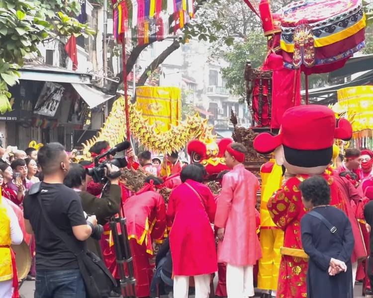 Lễ hội đền Bạch Mã là một trong những lễ hội ở Hà Nội thu hút rất nhiều du khách đến.