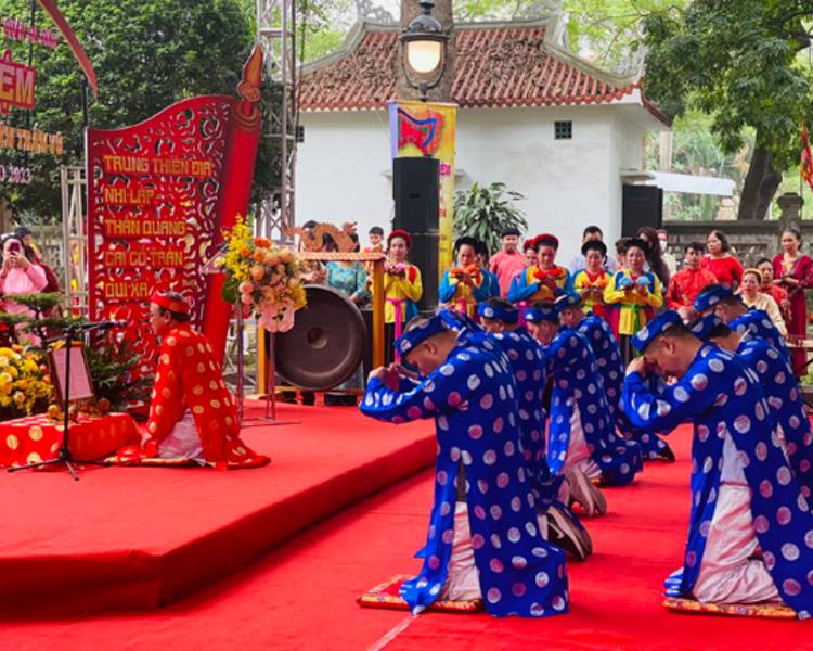 Lễ hội đền Quán Thánh là lễ hội ở Hà Nội mang đậm văn hóa tâm linh Thăng Long xưa.