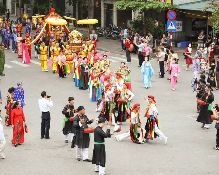 Lễ hội làng Mật là một trong những lễ hội ở Hà Nội tưởng nhớ công lao của vị Thành hoàng là Hoàng Đức Trung.