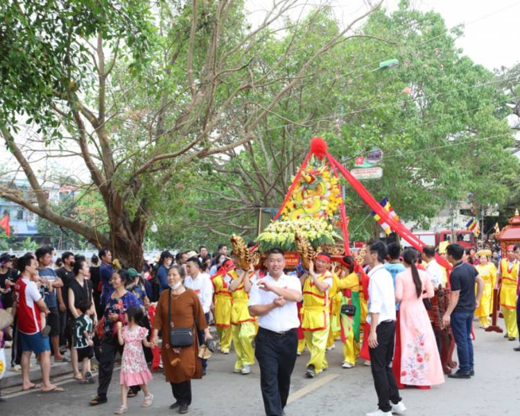 Lễ hội chùa Tây Phương là lễ hội ở Hà Nội để tưởng nhớ thiền sư Từ Đạo Hạnh.