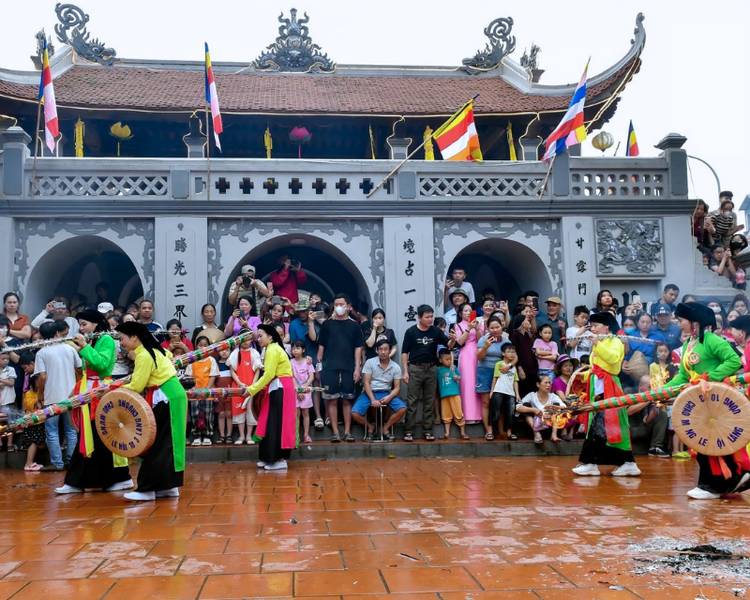 Lễ hội Làng Chuông là lễ hội ở Hà Nội tập trung rất nhiều hoạt động đặc sắc.