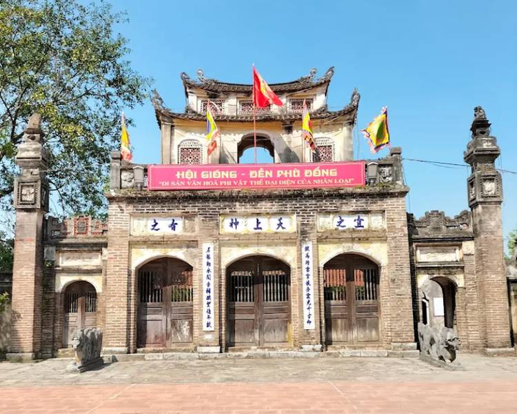 Lễ hội Đền Gióng Phù Đổng Gia Lâm tổ chức tại đền Gióng là một trong những lễ hội ở Hà Nội rất quan trọng với người dân.