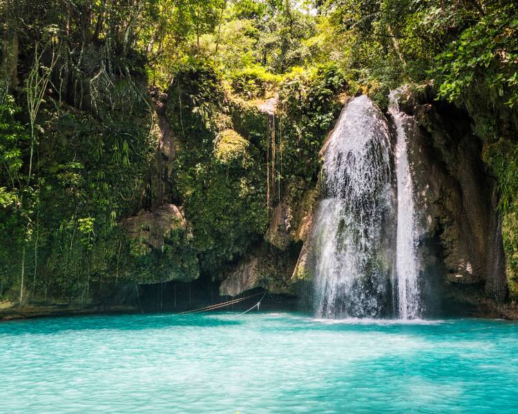 Bạn có thể trải nghiệm cảm giác leo núi vượt thác tại Kawasan Falls để có chuyến đi đáng nhớ nhất.
