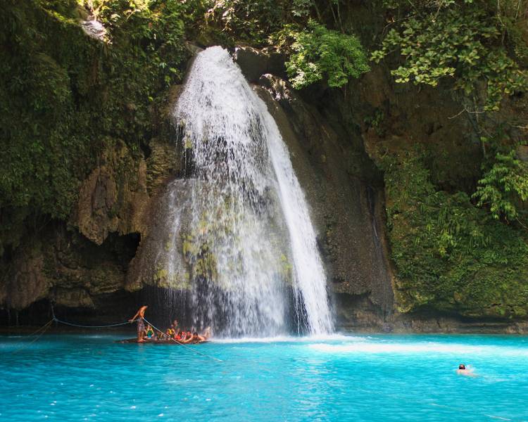 Để cảm nhận sức mạnh của Kawasan Falls khi đổ nước từ trên cao xuống bạn có thể ngồi trên bè tre.