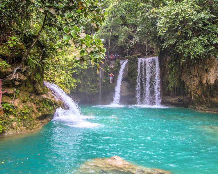 Bạn có thể thử thách bản thân với hoạt động nhảy vách đá tại Kawasan Falls.