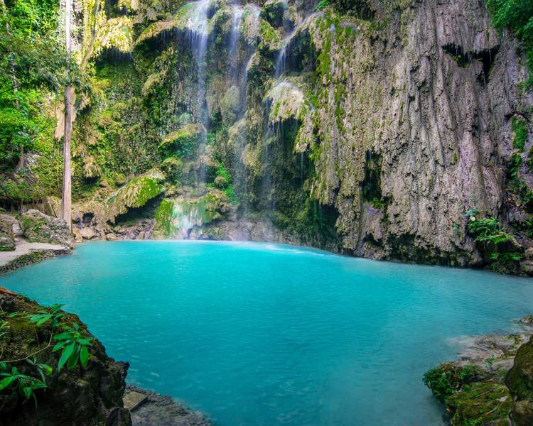 Kawasan Falls và Tumalog Falls đều là những thác nước có sức hút rất hấp dẫn đến khách du lịch.