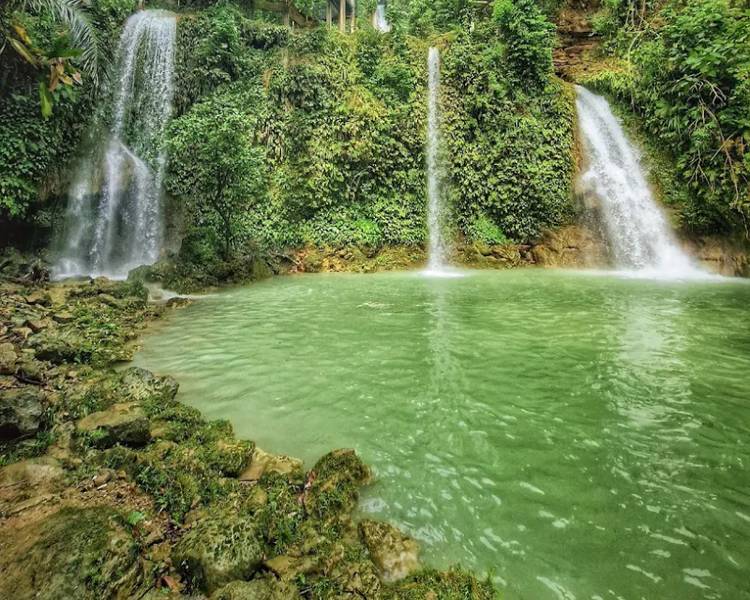 Giống với Kawasan Falls, Mantayupan Falls cũng là một trong những thác nước rất nổi tiếng tại Cebu.