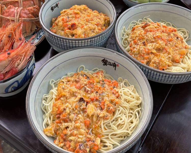 Mì sốt gạch cua là món ăn bạn nhất định phải thử khi đến Ô Trấn du lịch.