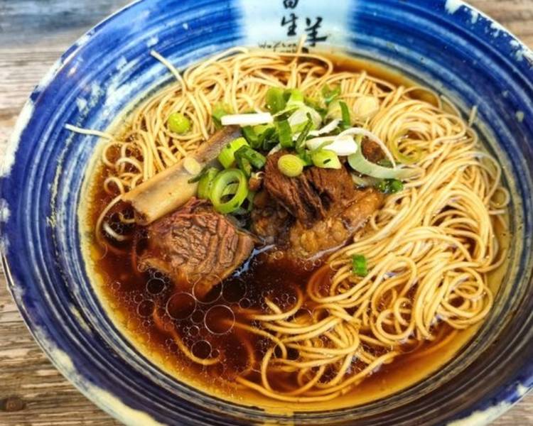 Mì sườn dê với nước dùng vừa phải cùng những miếng thịt thấm đẫm gia vị thơm ngon.