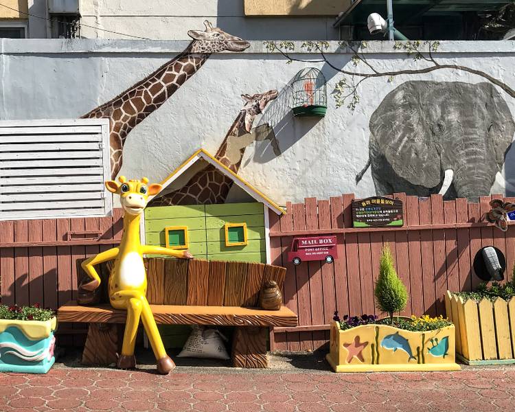 Vô vàn những góc chụp hình check-in rực rỡ sắc màu đang chờ đợi bạn tại làng cổ tích Songwol Dong.