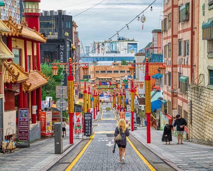 Vừa tham quan làng cổ tích Songwol Dong, vừa đến Incheon Chinatown là lịch trình được các du khách lựa chọn rất nhiều.