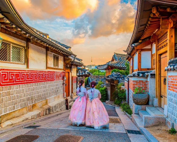 Bên cạnh làng cổ tích Songwol Dong, làng Hanok Bukchon là nơi thu hút rất nhiều khách du lịch đến check-in với trang phục Hanbok.