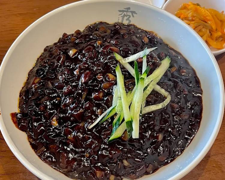 Mì tương đen thơm nồng là món ăn khiến nhiều du khách nhớ mãi không quên khi đến làng cổ tích Songwol Dong tham quan.