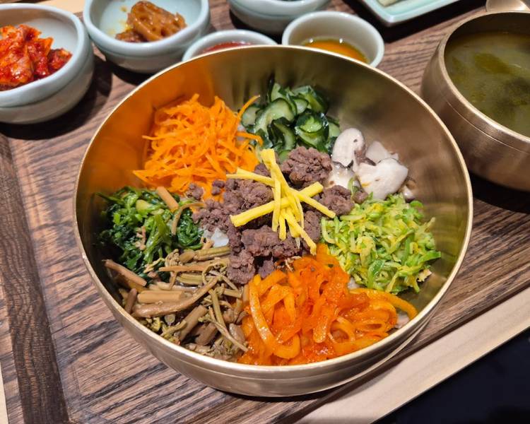 Cơm trộn Hàn Quốc Bibimbap là món ăn rất nổi tiếng tại làng cổ tích Songwol Dong và nhiều khu vực khác của Seoul.
