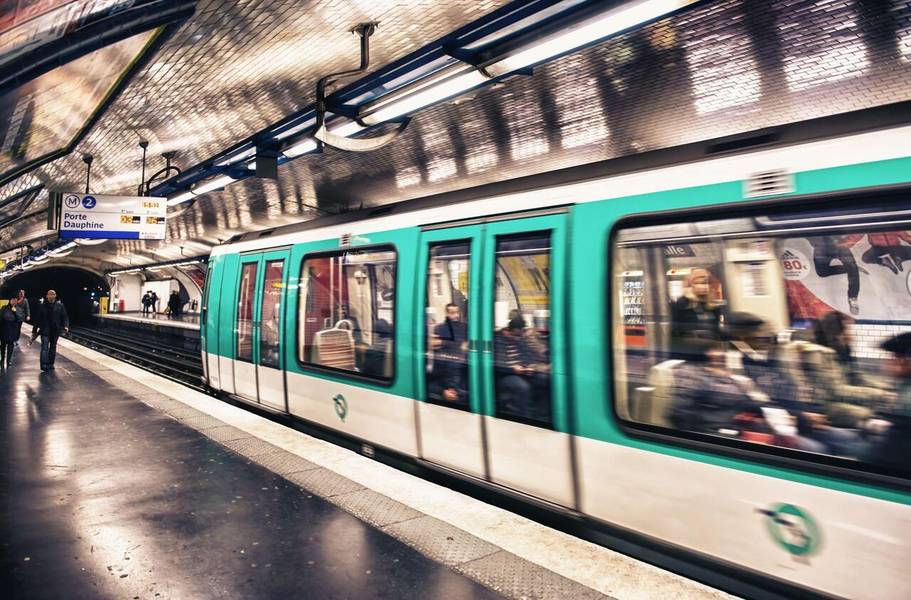 Tàu điện metro là phương tiện di chuyển phổ biến ở Pháp. 