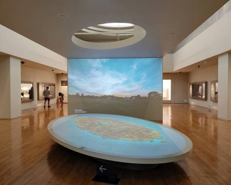 Bên cạnh tham quan Arte Museum Jeju, bạn có thể cân nhắc đến Jeju National Museum trong chuyến du lịch.