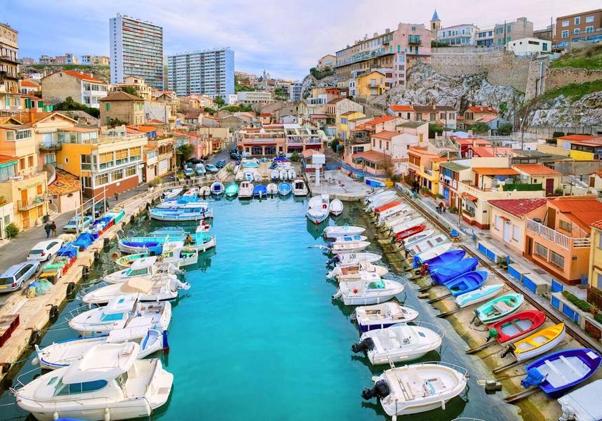 Cảng du thuyền đầy màu sắc ở thành phố cảng Marseilles, Pháp.