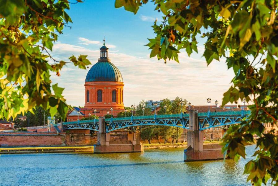 Hoàng hôn trên sông Garonne và mái vòm La Grave tại  Toulouse, Pháp. 