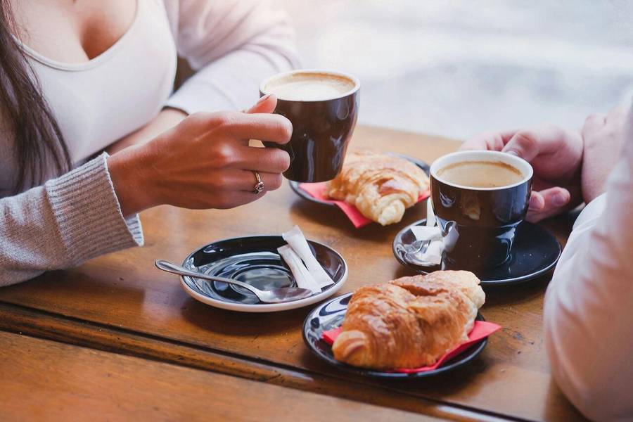 Bữa sáng chuẩn Pháp với cafe và bánh Croissant. 