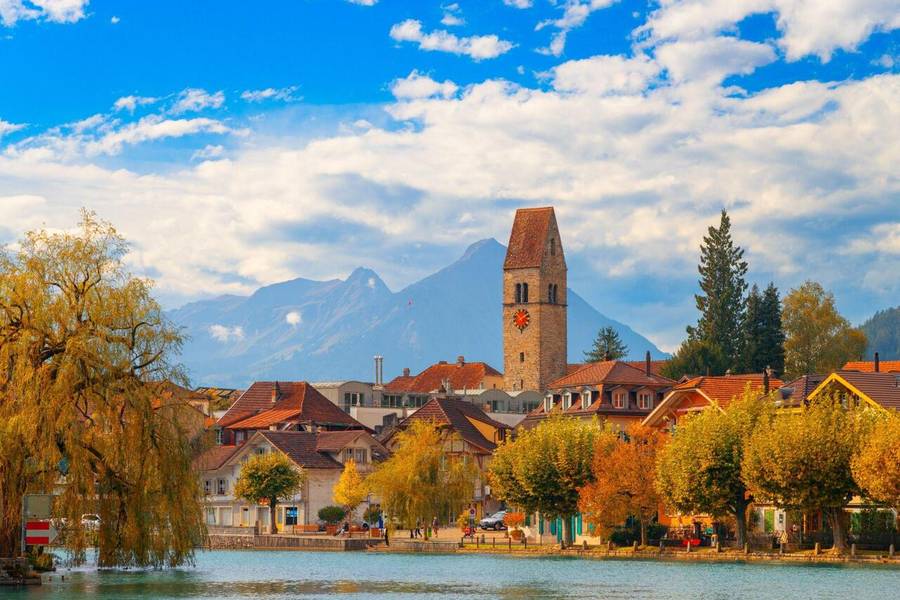 Thị trấn Interlaken làm say lòng du khách nhờ vẻ đẹp mộng mơ và trầm mặc. 