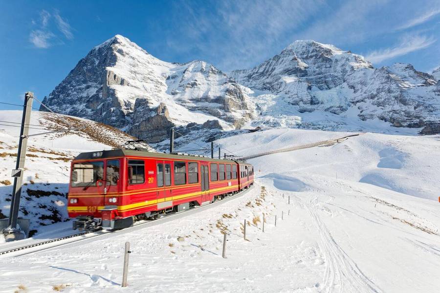 Tour tàu chinh phục đỉnh Jungfrau là trải nghiệm thu hút du khách. 