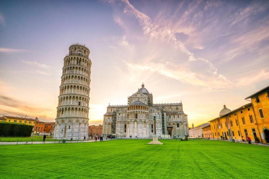 Tháp Nghiêng Pisa nổi bật với kiến trúc độc đáo và độ nghiêng biểu tượng giữa quảng trường Piazza dei Miracoli. 