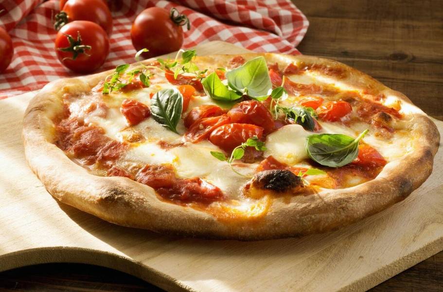 Pizza là món ăn trứ danh của đất nước Ý. 